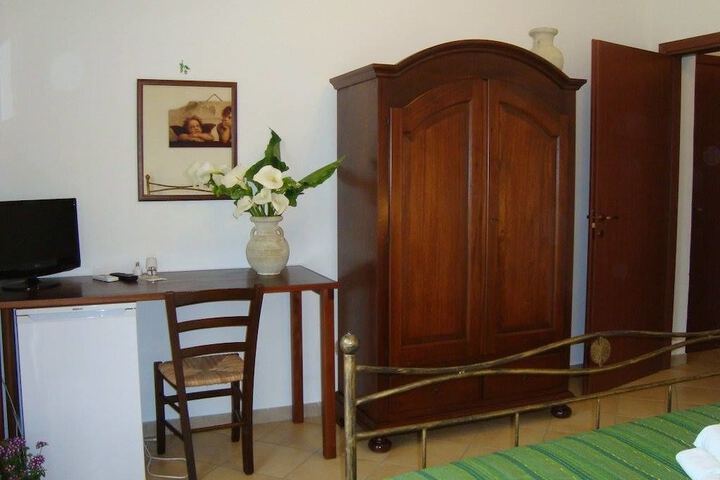 Room 6 of 13