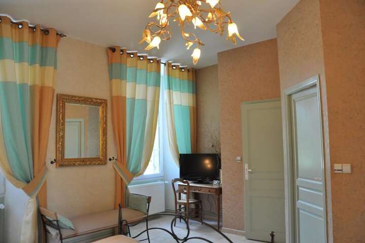 Room 9 of 18