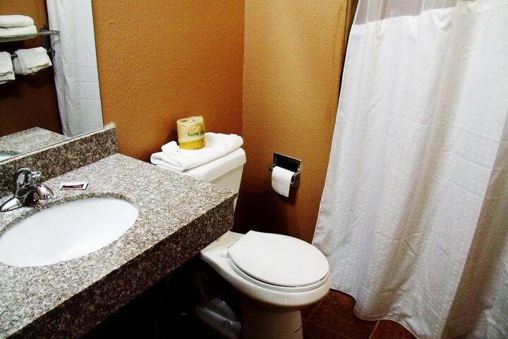 1 Queen Bed (4 of 6)