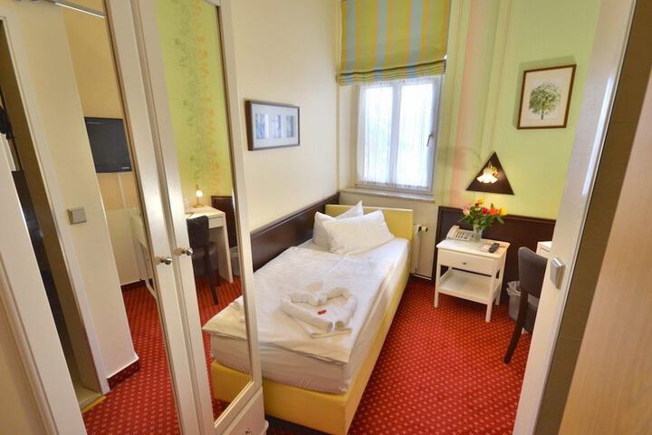 Room 6 of 85