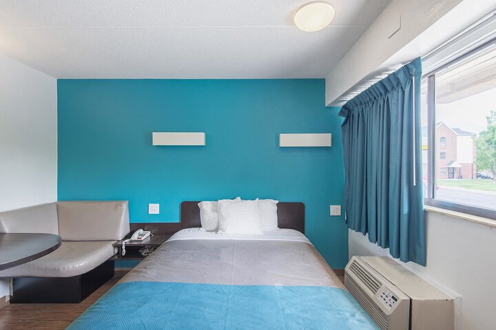 1 King Bed (5 of 9)