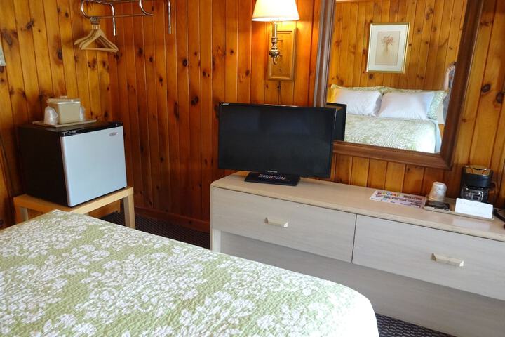 1 Queen Bed (5 of 8)