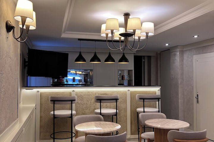 Lounge 41 of 53