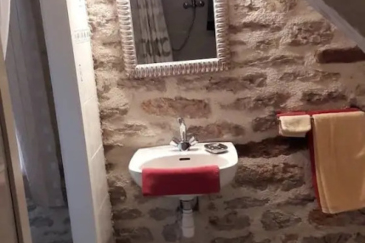 Room 6 of 15