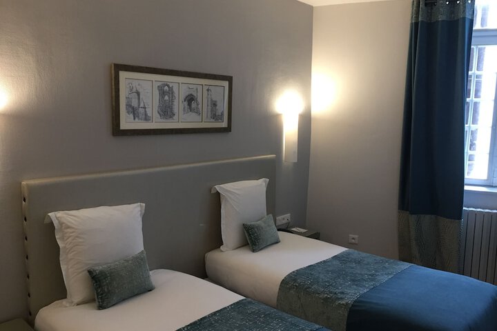 Room 27 of 61