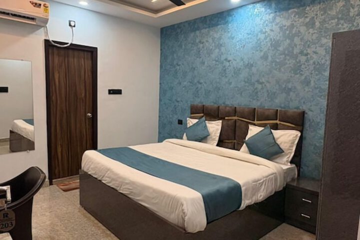 Room 13 of 42