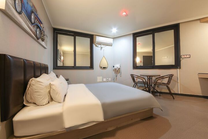 Room 3 of 118