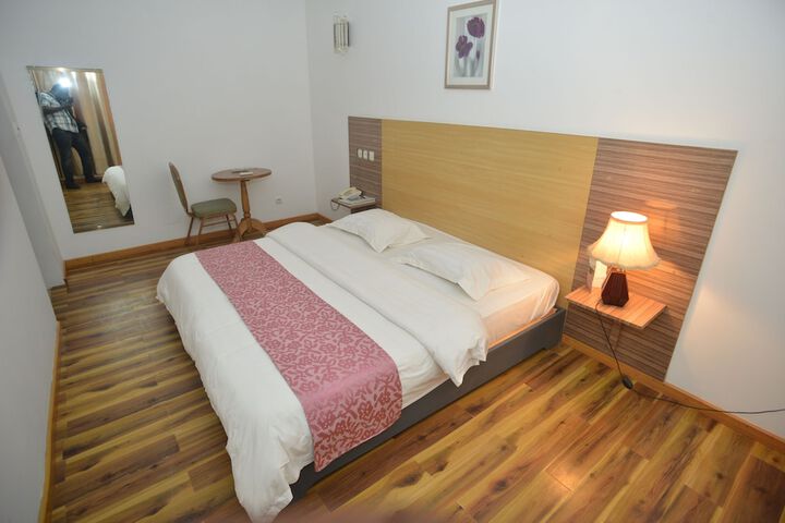 Room 8 of 32