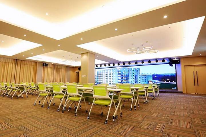 Ballroom/Hall 73 of 104