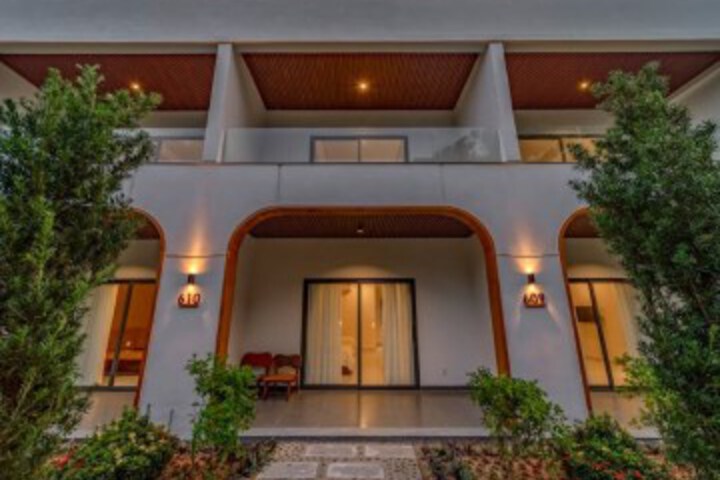 Hotel Exterior 70 of 71