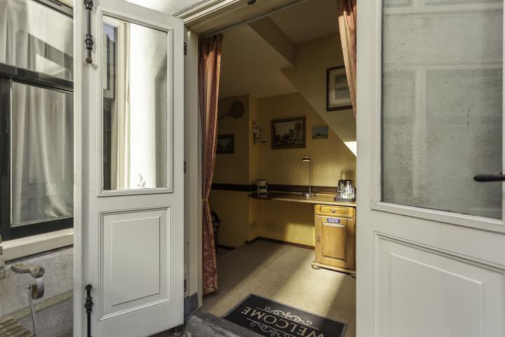 Room 15 of 118