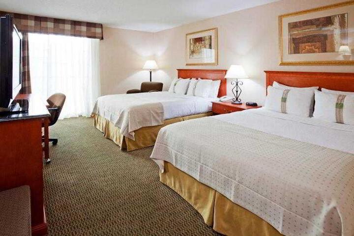 2 Queen Beds (4 of 4)
