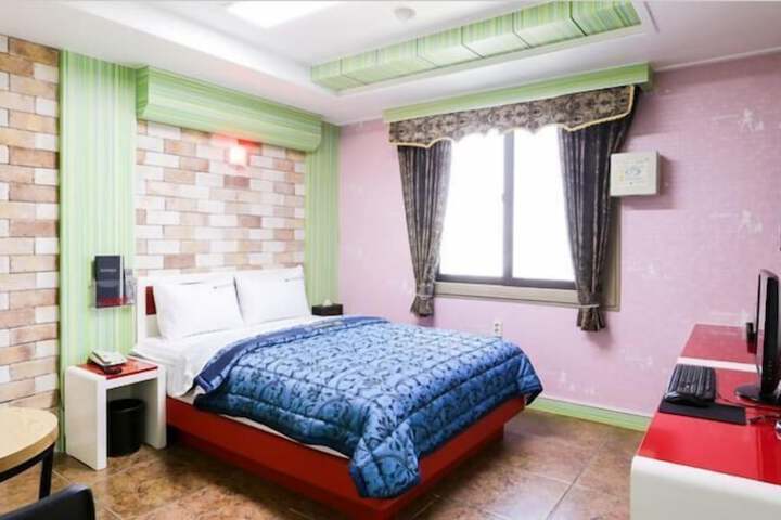 Room 8 of 36