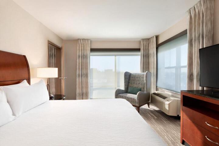 1 King Premium with in Room Drinks Snacks (13 of 31)