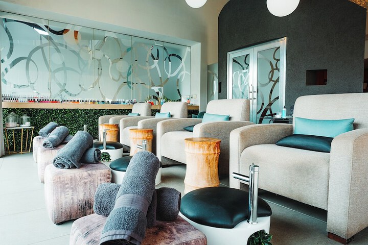 Lounge 34 of 58