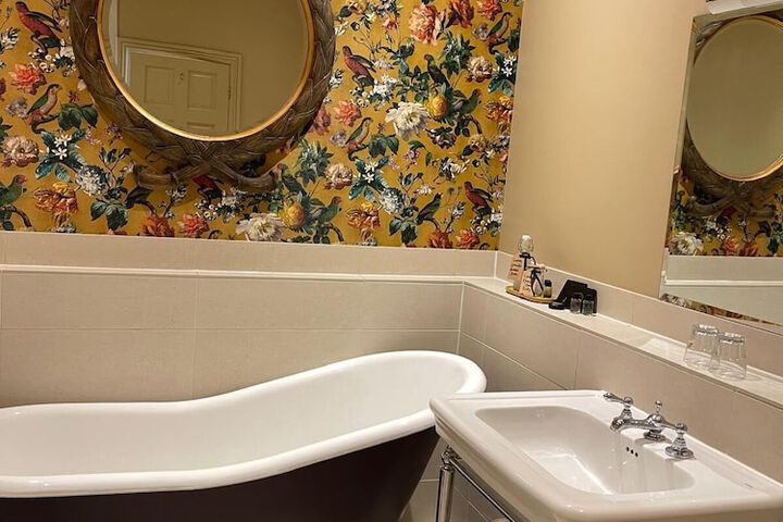 Room 32 of 77