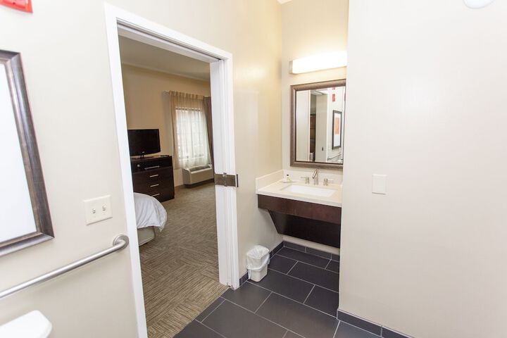 1 Queen Studio Suite Mobility Accessible Tub (13 of 26)