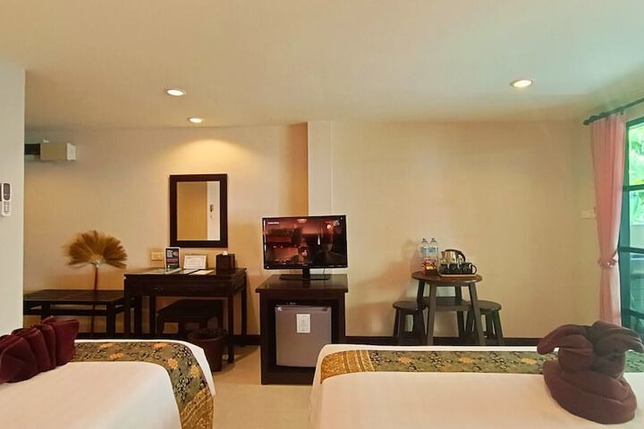 Room 40 of 242