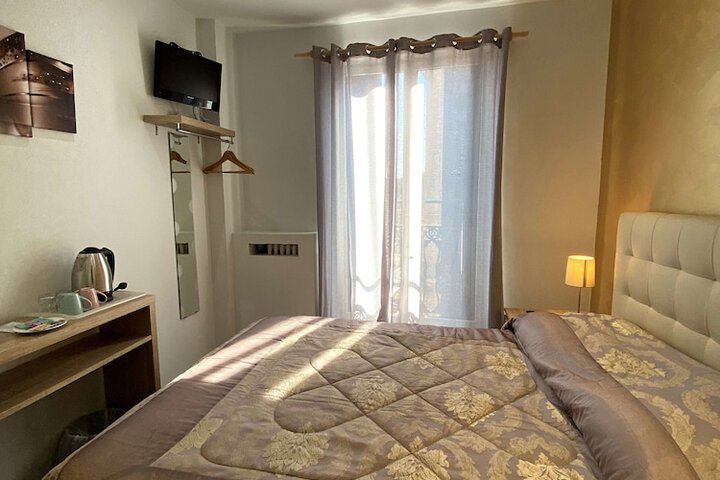 Room 10 of 28