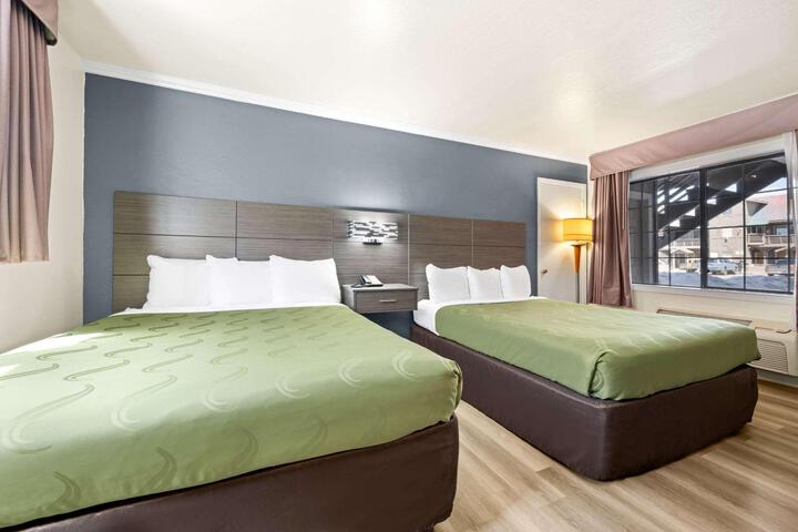 2 Queen Beds (9 of 14)