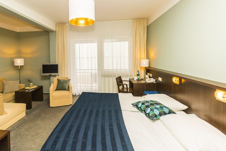 Room 8 of 33