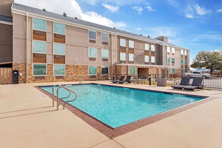 Pool 13 of 25