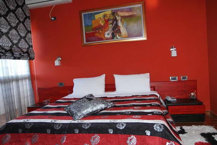 Room 8 of 98