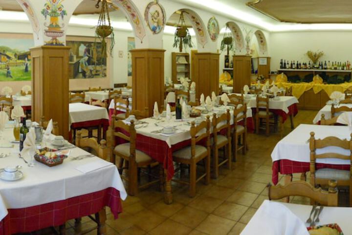 Dining 33 of 72
