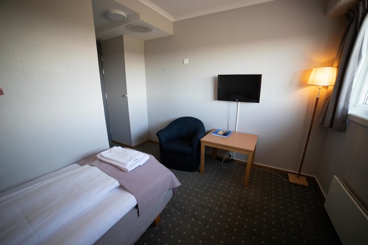 Room 10 of 32