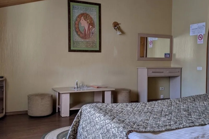Room 4 of 8