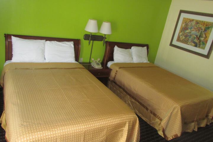 2 Double Beds (12 of 14)