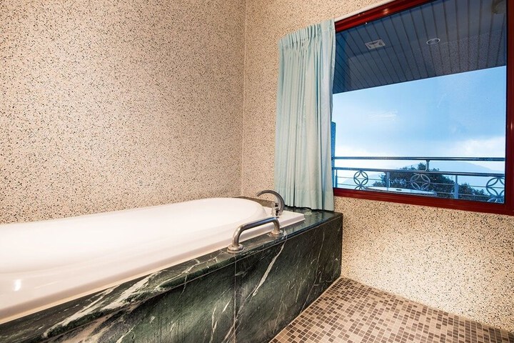Room 9 of 12