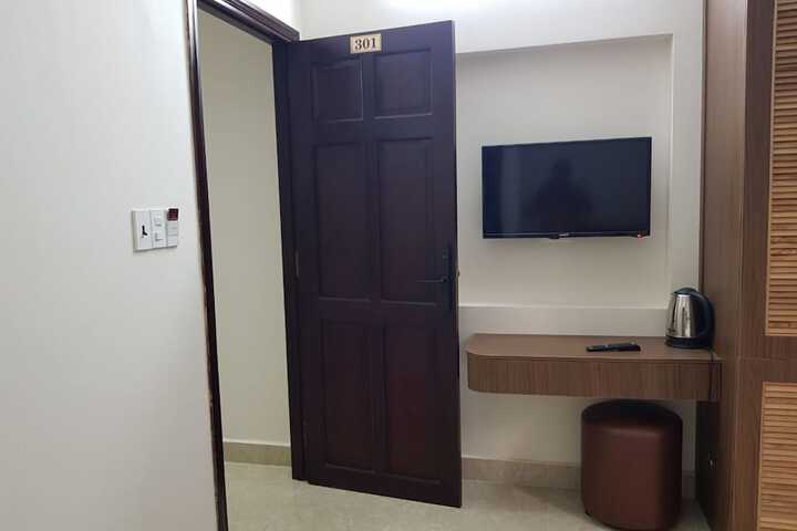 Room 4 of 34