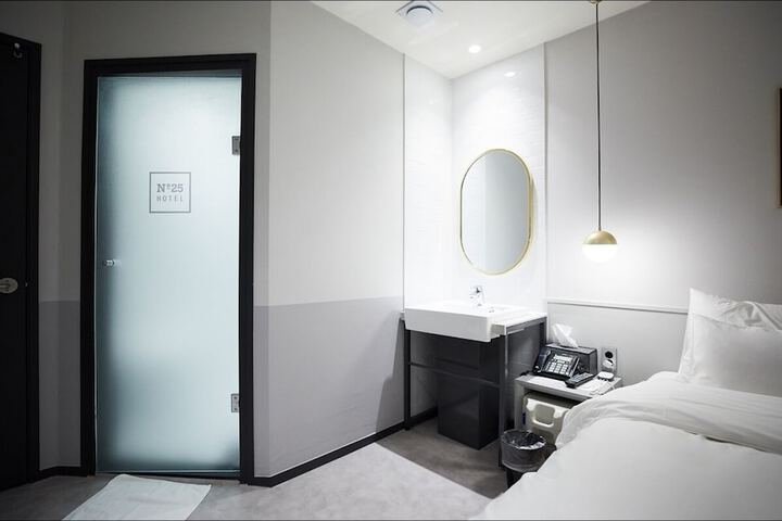 Room 9 of 28