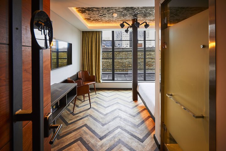 Room 2 of 44