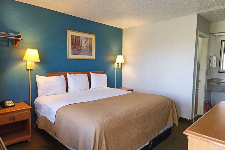 1 King Bed (6 of 7)