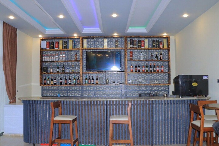 Lounge 13 of 20