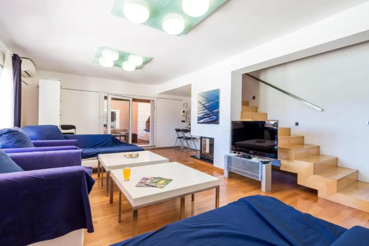 Room 5 of 18