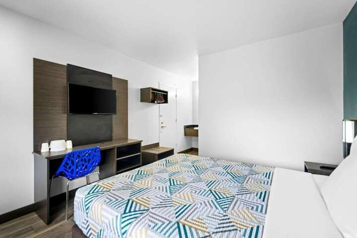Room 6 of 10