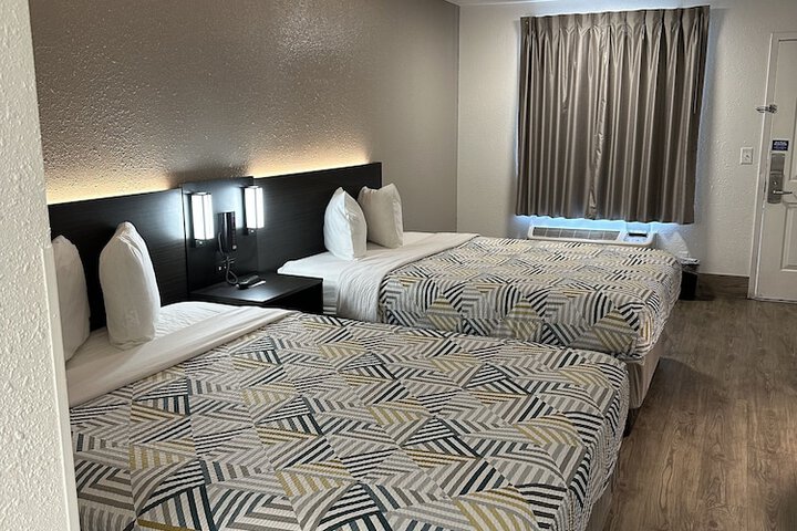 2 Queen Beds (5 of 20)