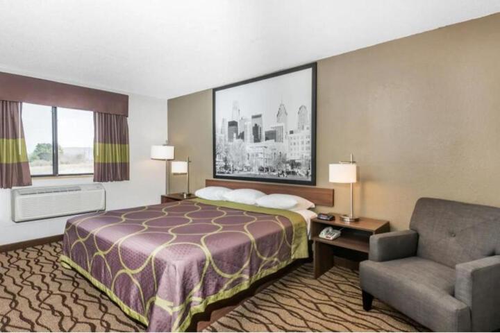 1 King Bed (5 of 7)