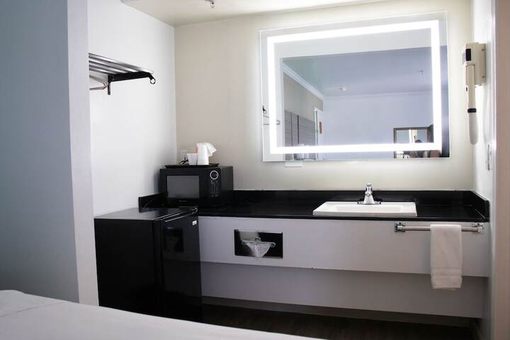 Double Deluxe King Bed (3 of 14)