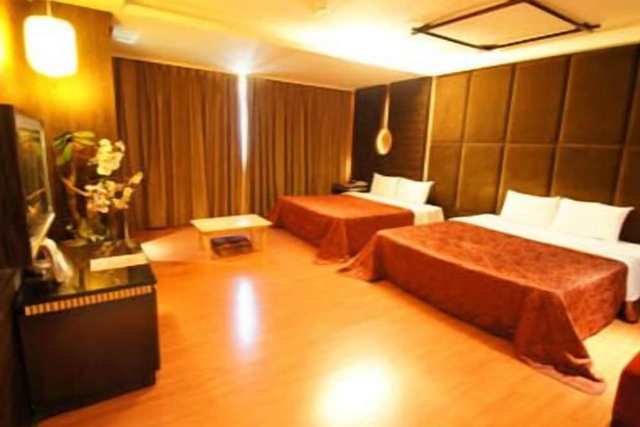 Room 7 of 12