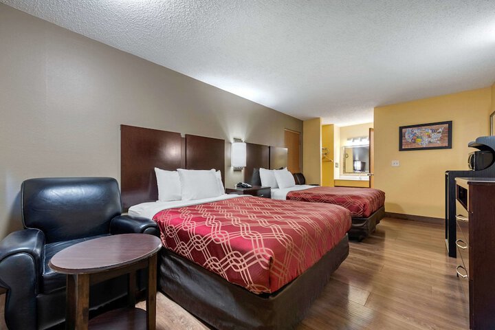 2 Queen Beds (1 of 8)