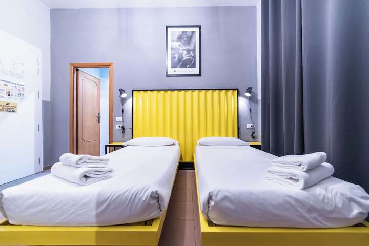 Room 27 of 82