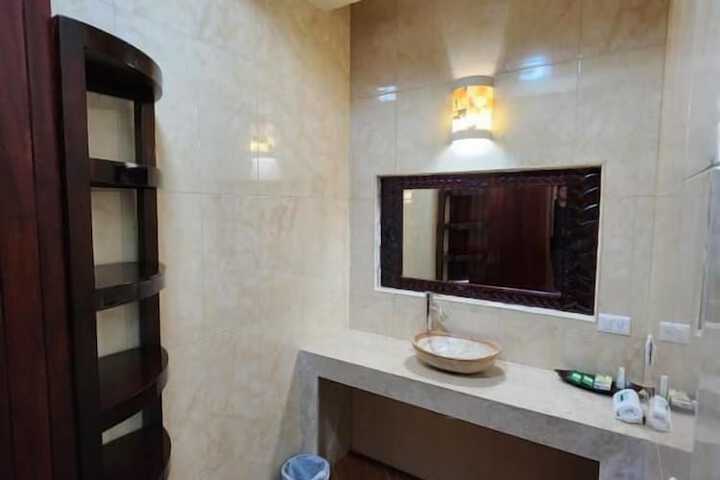 Room 16 of 28