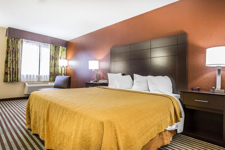 1 King Bed (4 of 10)