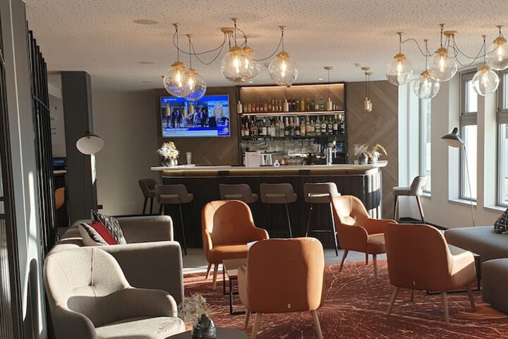 Lounge 33 of 40