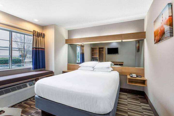 1 Queen Bed Accessible Room (5 of 25)
