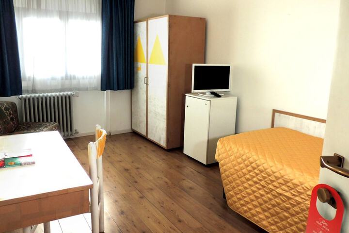 Room 9 of 34